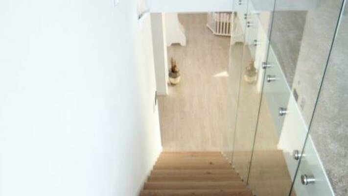 Treppe mit Glasgeländer und Holzstufen von Beck Treppen