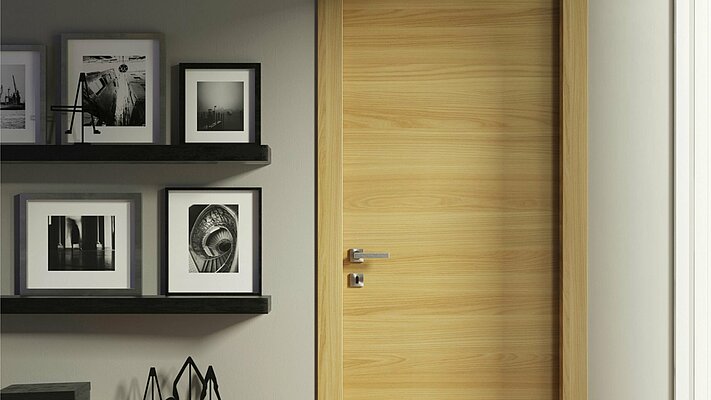 Moderne Wohnung mit Tür aus hellem Holz