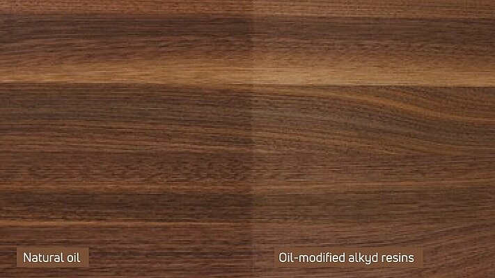 Vergleich mit Naturöl und ölmodifizierte Alkydharze auf dunklem Holz