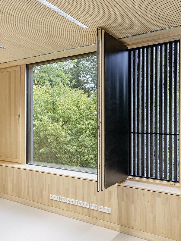 Fensterverkleidung aus Holz von innen der Uni Hohenheim 