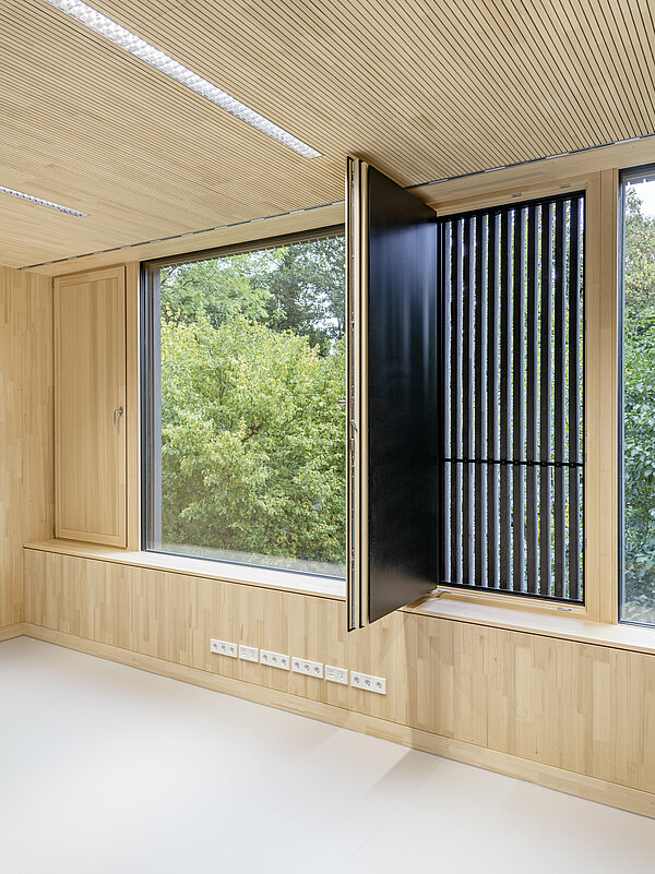 Fensterverkleidung aus Holz von innen der Uni Hohenheim 