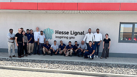 Das Hesse Dubai Team vorm Gebäude des Standorts