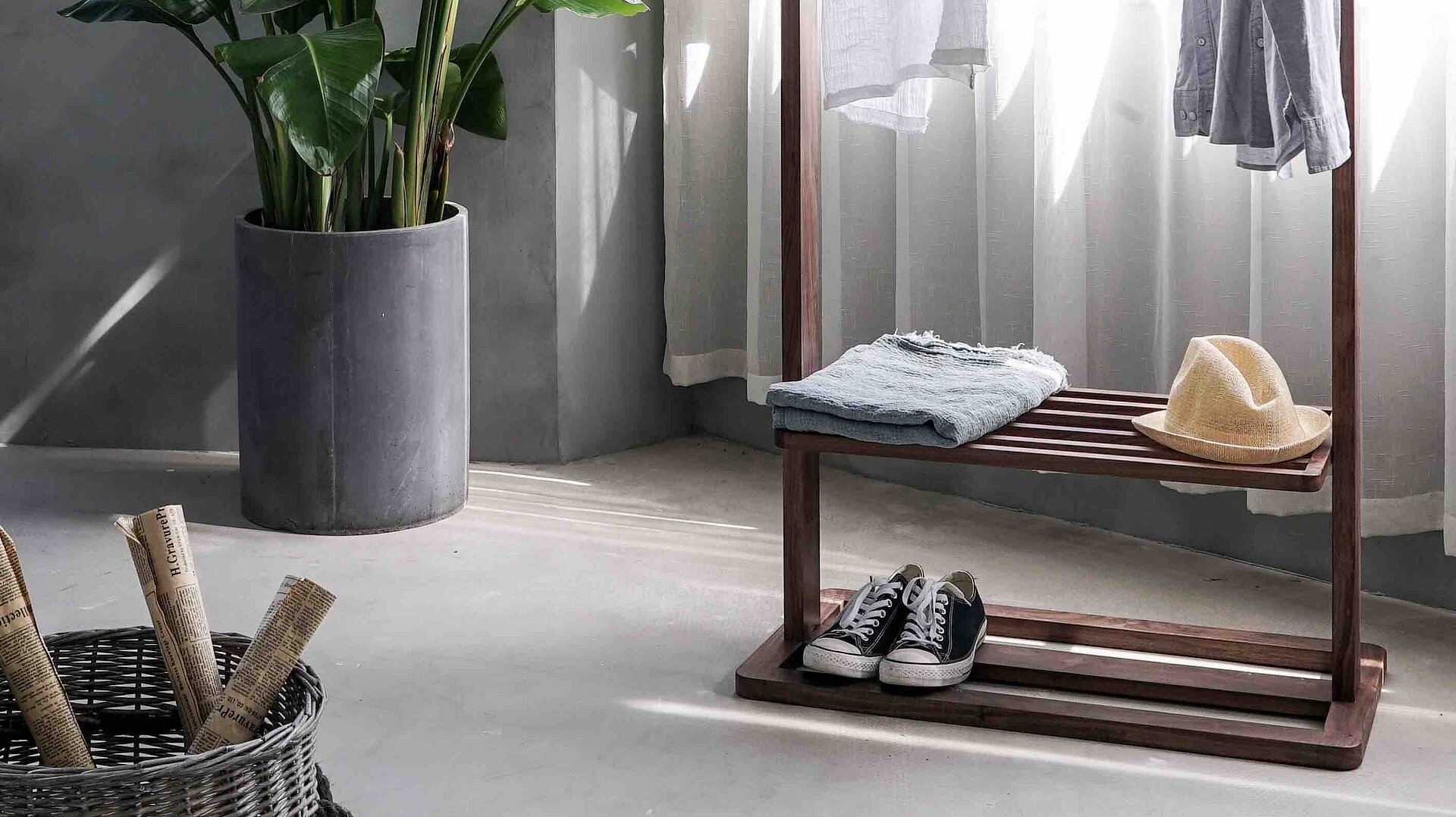 Wohnbereich mit Kleiderstange in HY&shy;DRO Rost&shy;ef&shy;fekt ohne Me&shy;tall&shy;pul&shy;ver