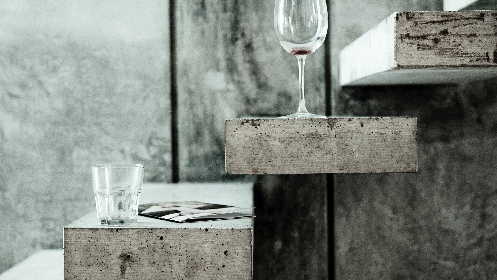Waterglas en wijnglas op betonoppervlak