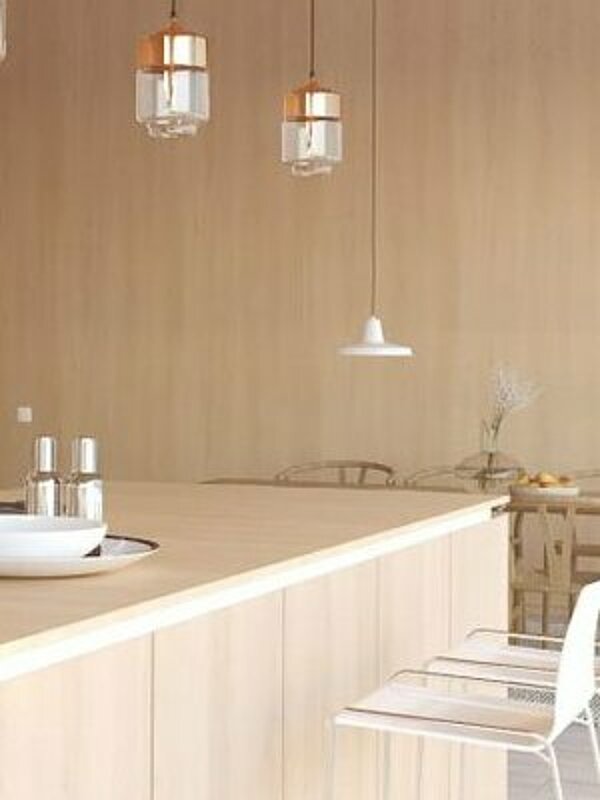 Ausschnitt Kücheninsel und Wände aus hellem Holz