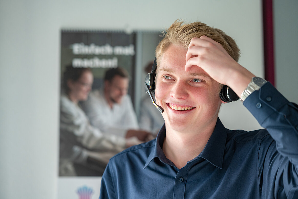 Industriekauffrau/-mann mit Headset im Telefongespräch