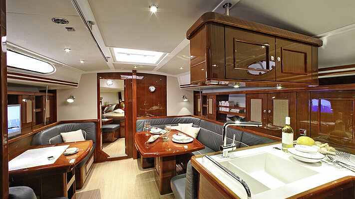 Innenausbau einer Yacht mit rötlichem Holz glänzend lackiert