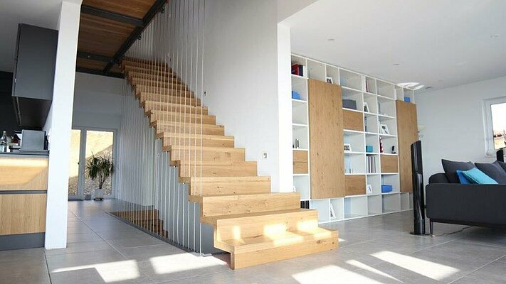 Freischwebende Treppe aus Holz