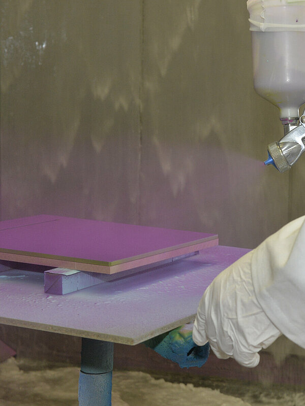 Cyfrowa prezentacja kolorów Ausschnitt Handlackierung einer Platte in Violett