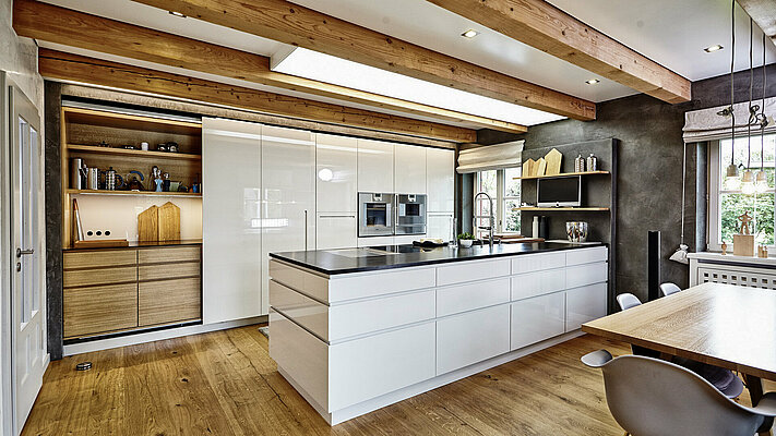 Weiß lackierte Kücheninsel mit rustikalem Holzboden