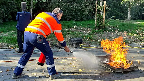 Feuerwehrmann löscht Brand