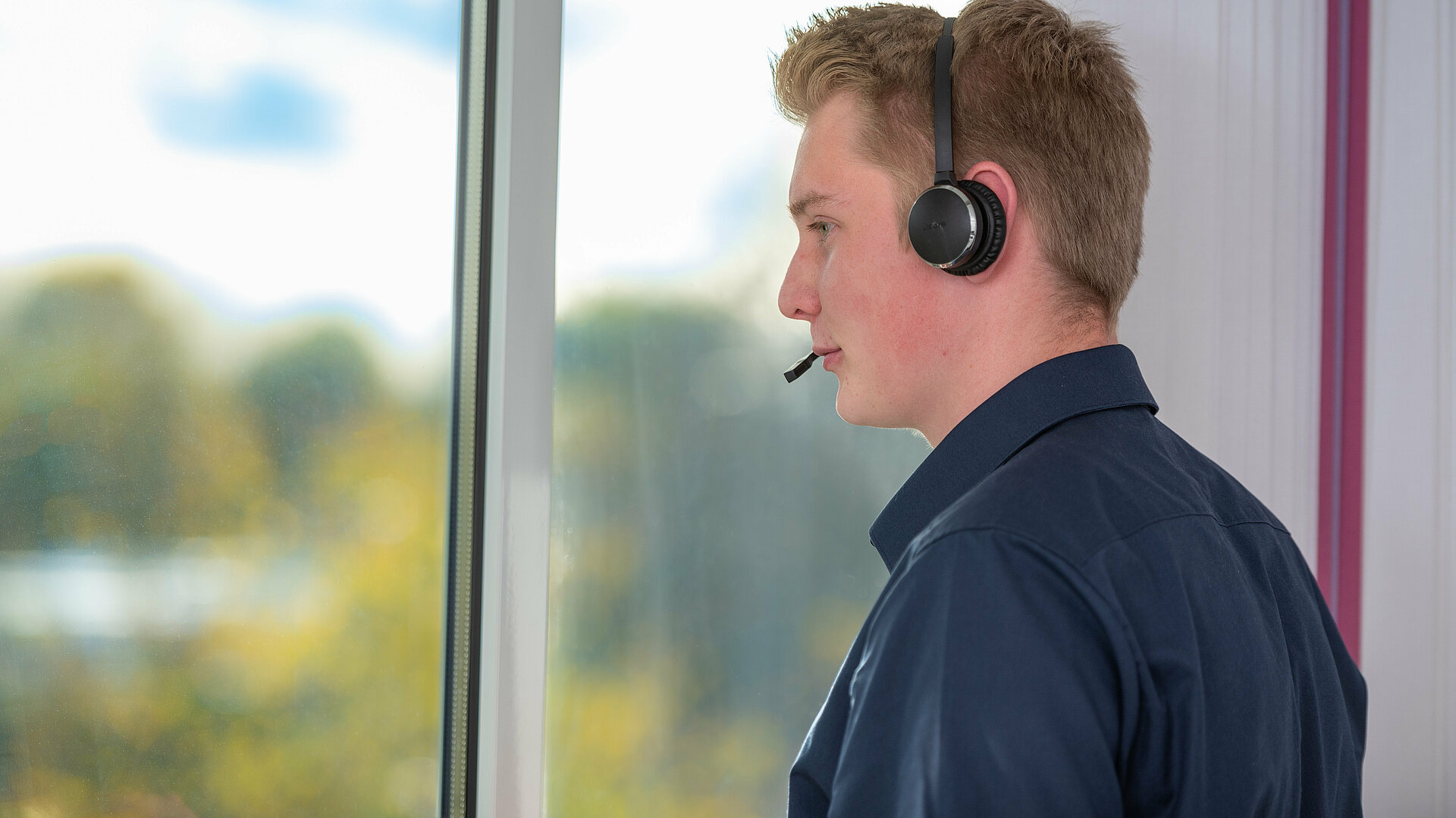 Industriekauffrau/-mann mit Headset im Telefongespräch