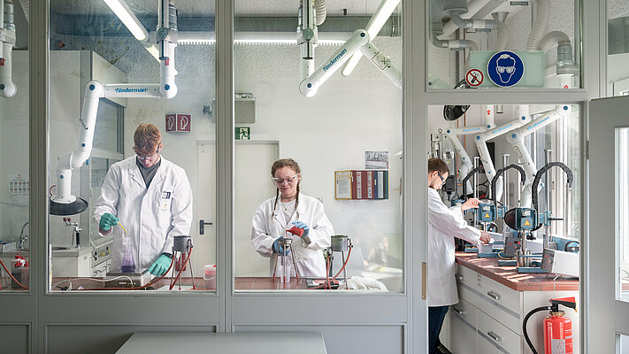 Lacklaboranten bei der Arbeit im Labor