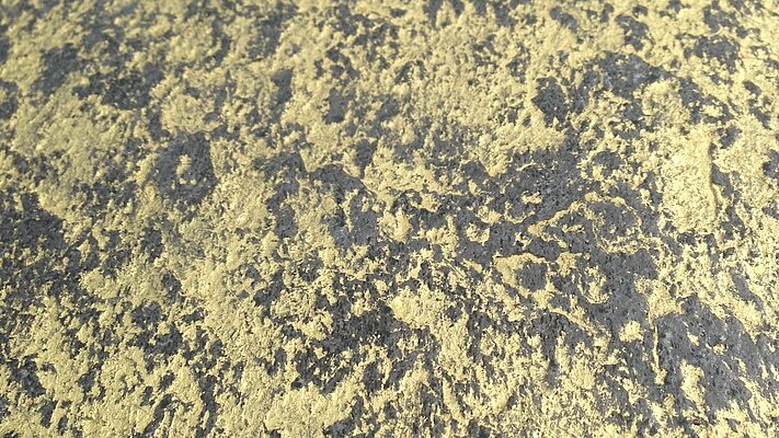 Detail einer Musterfläche im Effekt Metallic-Beize Gold