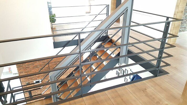 Treppe mit Stahlgeländer und Holzstufen von BECK Treppen