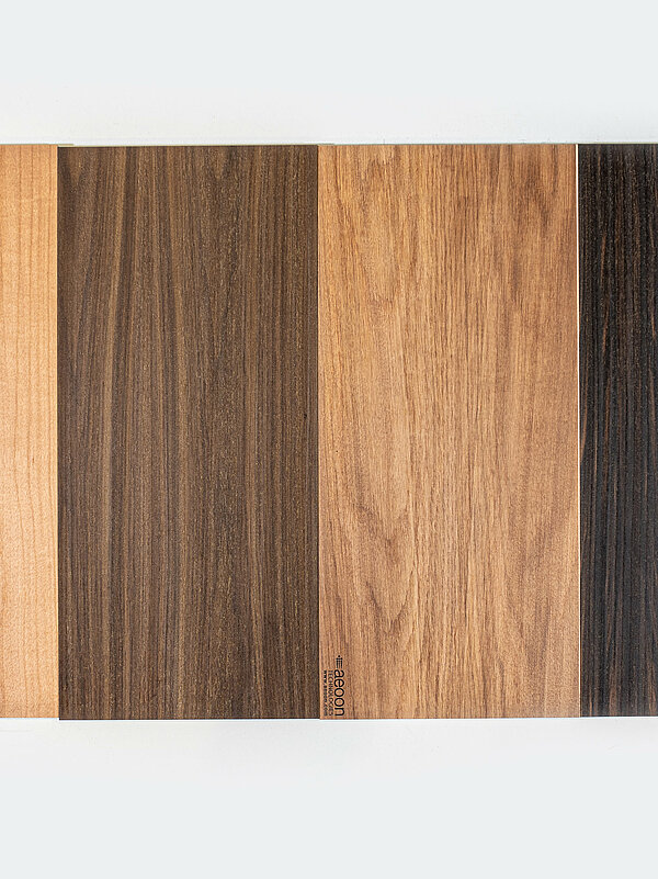 Holzmuster mit verschiedenen Oberflächen aus der Vogelperspektive fotografiert