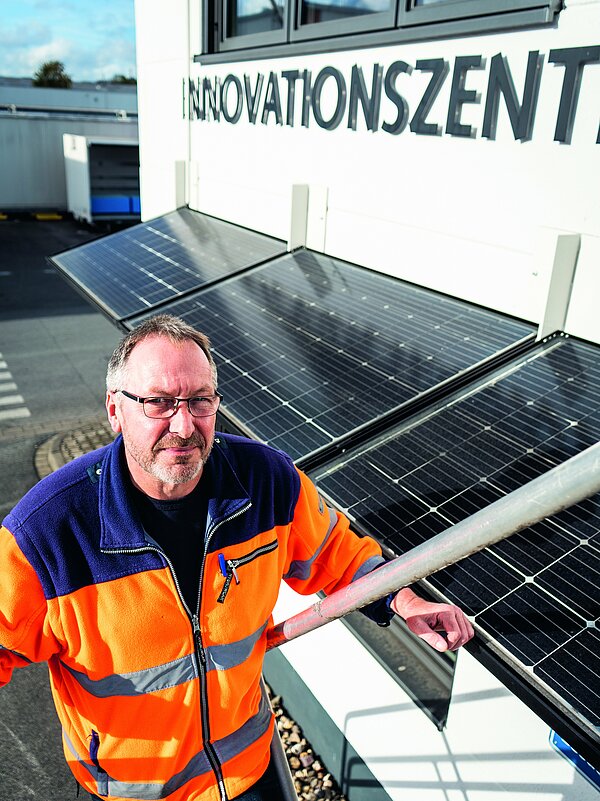 Person bei der Solaranlage des Innovationszentrums