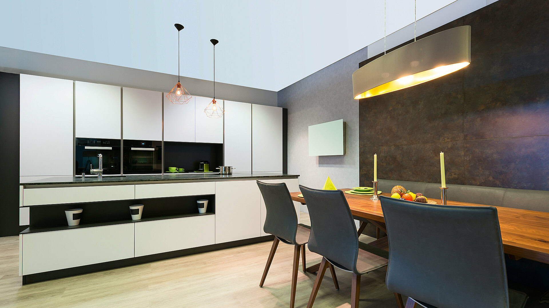 Küche mit Arbeitsplatte und Wand im Effekt Metalloptik
