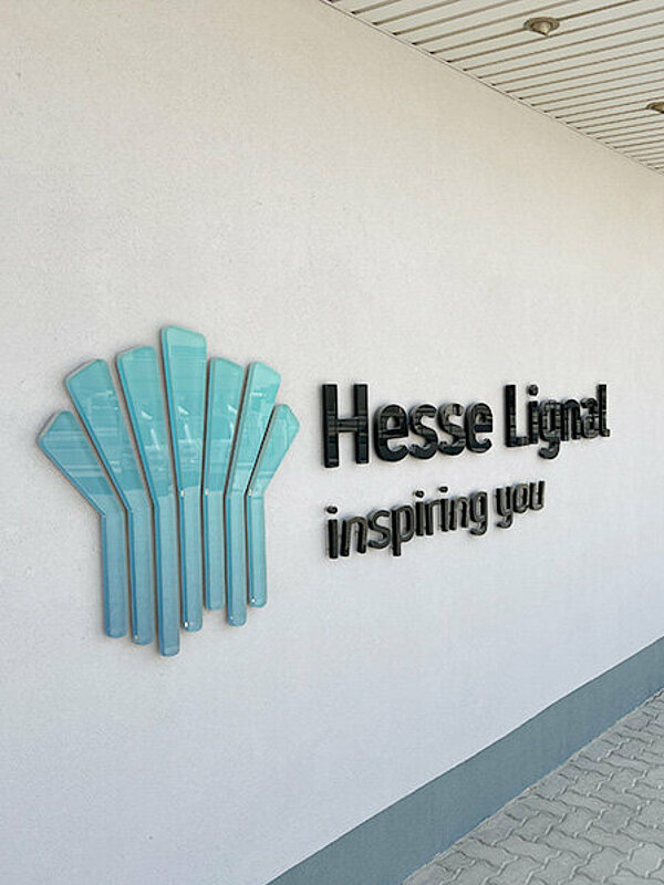 Hesse Logo am Gebäude des Standorts in Dubai