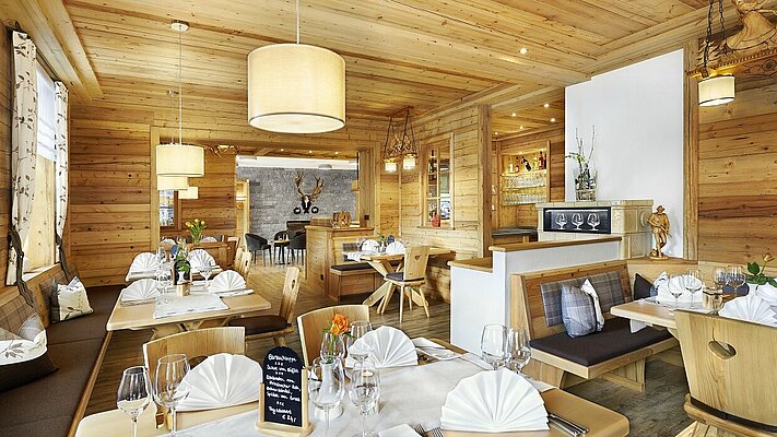 Restaurant aus Holz verkleidet im Alpenstil