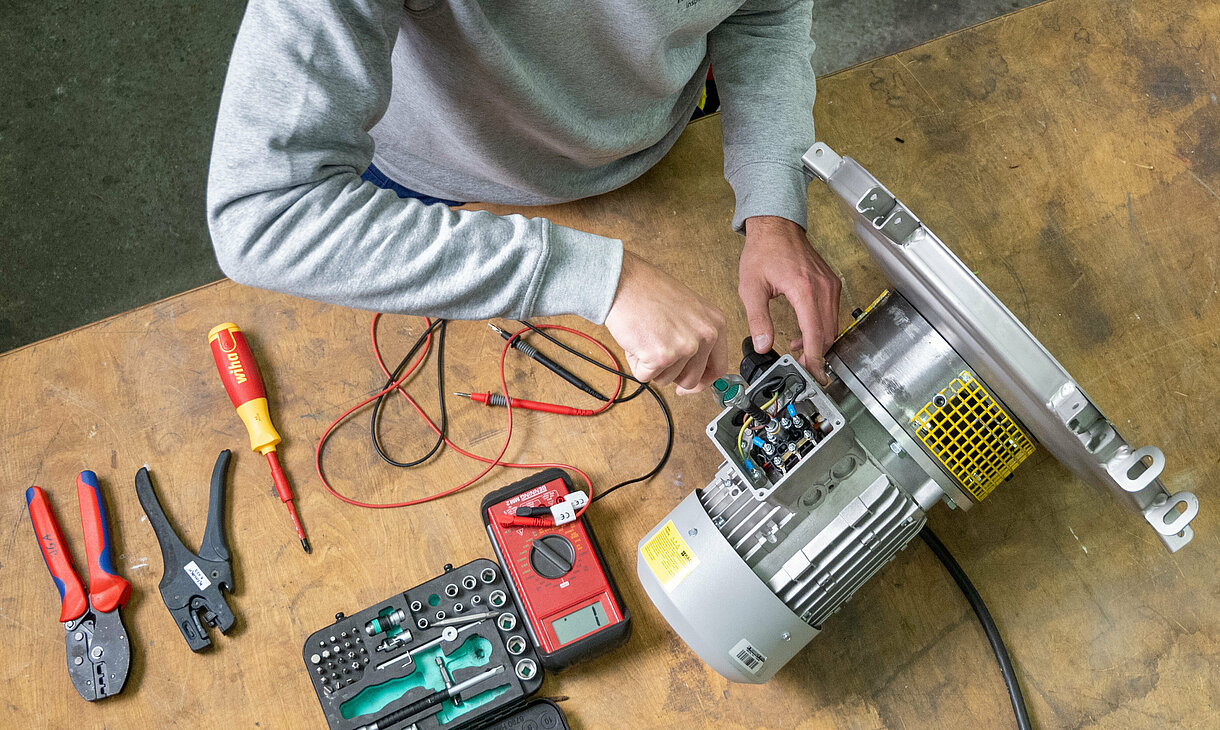 Energieelektroniker:in Betriebstechnik beim reparieren von Elektronik