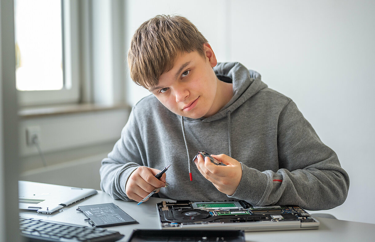 Fachinformatiker:in Systemintegration beim Anpassen von Soft- und Hardware