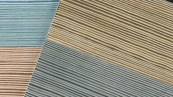 Zwei Musterplatten übereinander mit Reliefoptik auf Nadelholz