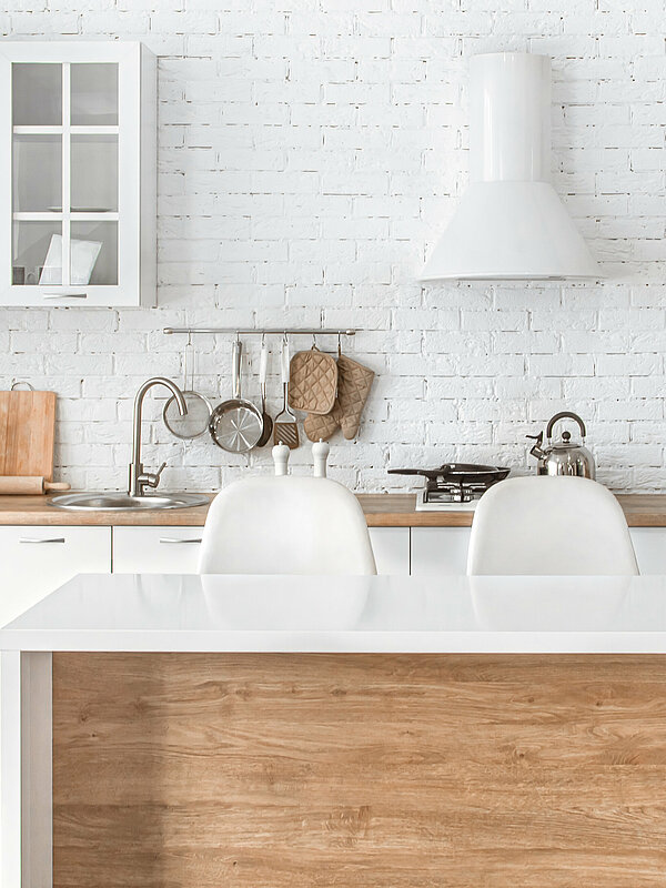 Weiße Küche mit Kücheninsel aus Fronten mit Holz im Markotex Effekt